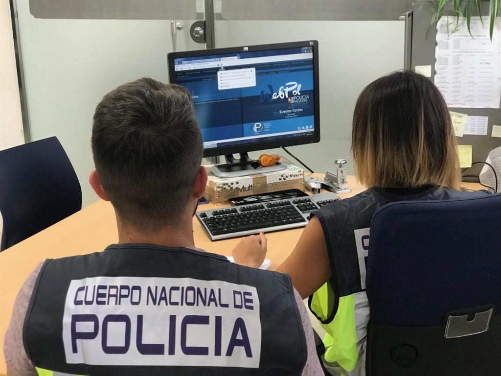 Agentes de la Policía Nacional revisan datos sobre fraudes en una imagen de archivo. FOTO/ Policía Nacional