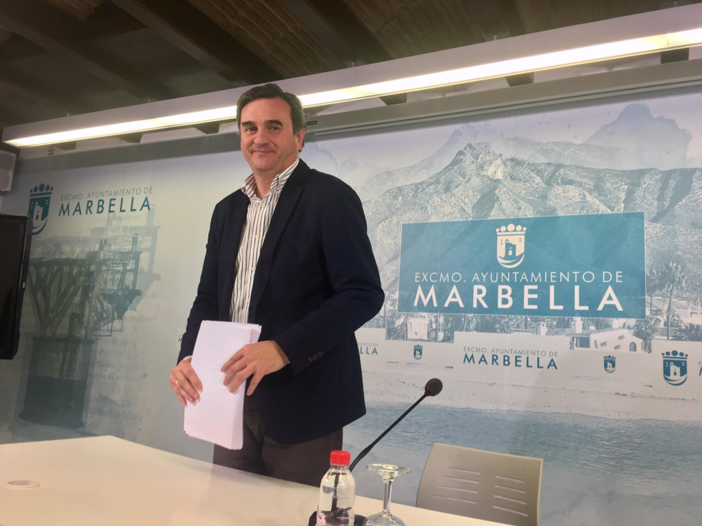 El portavoz del PP en el Ayuntamiento de Marbella, Félix Romero, este lunes en rueda de prensa. Foto/ Cabanillas