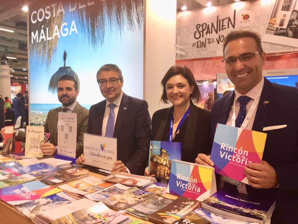 El presidente de la Diputación de Málaga, Francisco Salado (segundo drcha) junto al también responsable de Turismo Costa del Sol, Jacobo Florido; la presidenta de la Mancomunidad Occidental, Margarita del Cid y el concejal de Turismo de Rincón de la Victoria, Antonio José Martín, este jueves en la ITB de Berlín. FOTO/ CABANILLAS