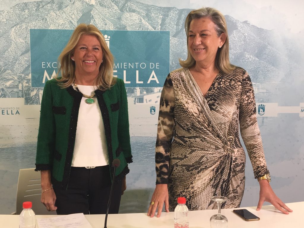 La alcaldesa, Ángeles Muñoz, y la concejal de Ordenación del Territorio, María Francisca Caracuel, antes de su comparecencia de este lunes. FOTO// M.C