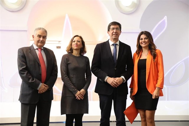 De izqda a drcha el secretario general de Turismo de la Junta, Manuel Muñoz; la delegada de la Junta en Málaga, Patricia Navarro; el vicepresidente y consejero de Turismo, Juan Marín, y la delegada provincial de Turismo, Nuria Rodríguez, este lunes en Málaga. FOTO/ Junta