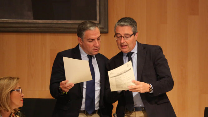 El presidente de a Diputación de Málaga, Francisco Salado, muestra documentos al consejero de Presidencia de la Junta, Elías Bendodo, en una imagen de archivo.