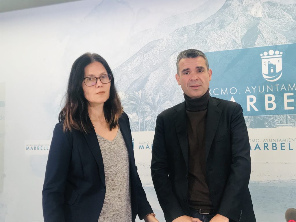 Los concejales socialistas de Marbella José Bernal, exalcalde y actual candidato a la Alcaldía, e Isabel Pérez, exdelegada de Urbanismo, este lunes en rueda de prensa. FOTO/ PSOE de Marbella