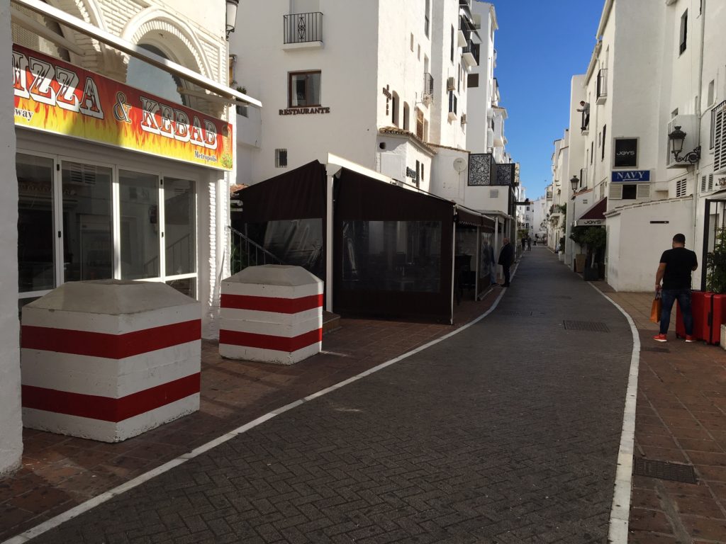 Bolardos en la terraza de uno de los locales de Puerto Banús ubicados en la vía cuya propiedad ha originado el enfrentamiento entre empresarios y la concesionaria. FOTO// M.C