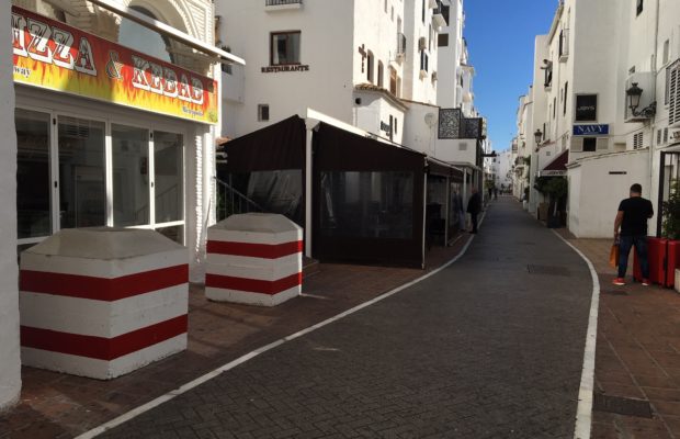 Bolardos en la terraza de uno de los locales de Puerto Banús ubicados en la vía cuya propiedad ha originado el enfrentamiento entre empresarios y la concesionaria. FOTO// M.C