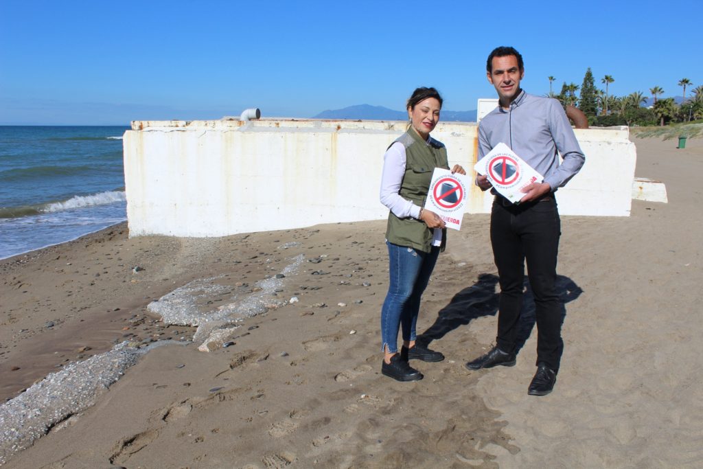 Los concejales de IU, Miguel Díaz y Victoria Morales, este jueves ante un colector en Marbella. FOTO/ IU