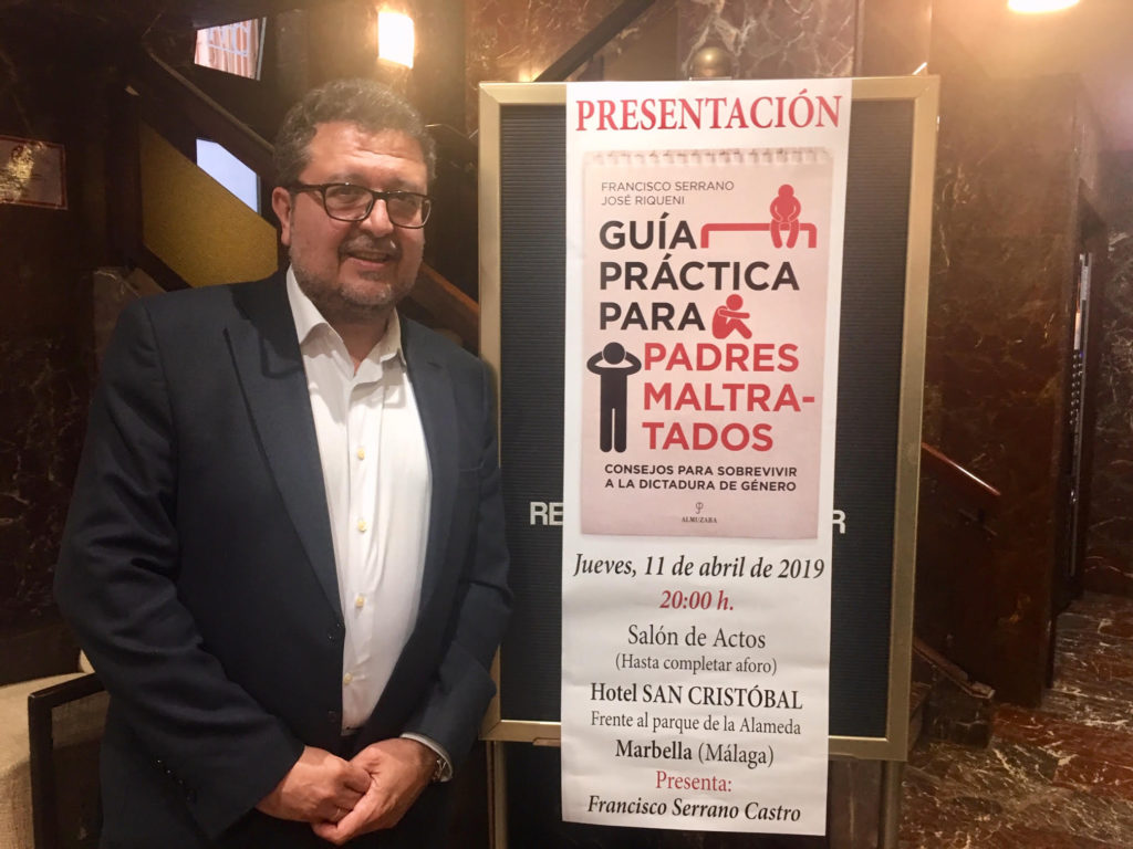 El juez Francisco Serrano, portavoz de Vox en el Parlamento Andaluz, este jueves en Marbella poco antes de presentar su libro. FOTO/ CABANILLAS
