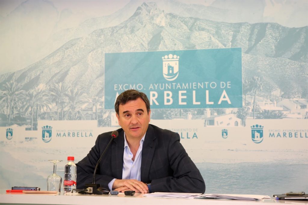 El portavoz del equipo de gobierno de Marbella, Félix Romero, este lunes en rueda de prensa. FOTO/ Ayto de Marbella