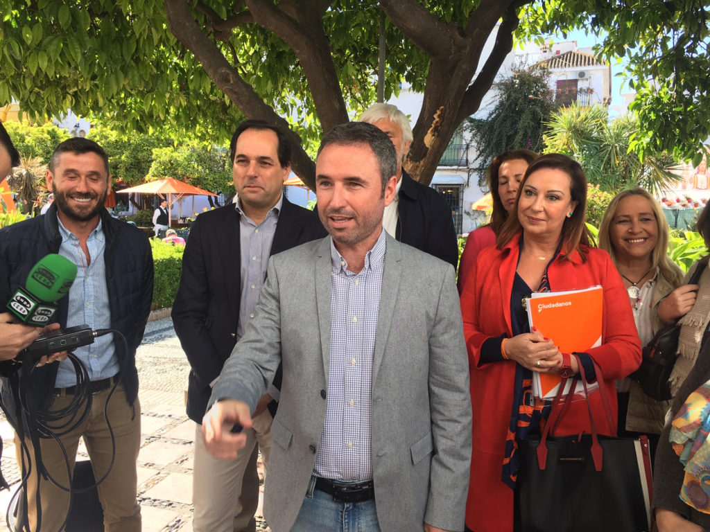 El cabeza de lista de Ciudadanos por Málaga al Congreso, Guillermo Díaz, junto a Pilar Rosas, suplente al Senado y el coordinador local de Cs, Francisco Gómez Palma, entre otros dirigentes este miércoles a las puertas del Ayuntamiento de Marbella. FOTO/ CABANILLAS