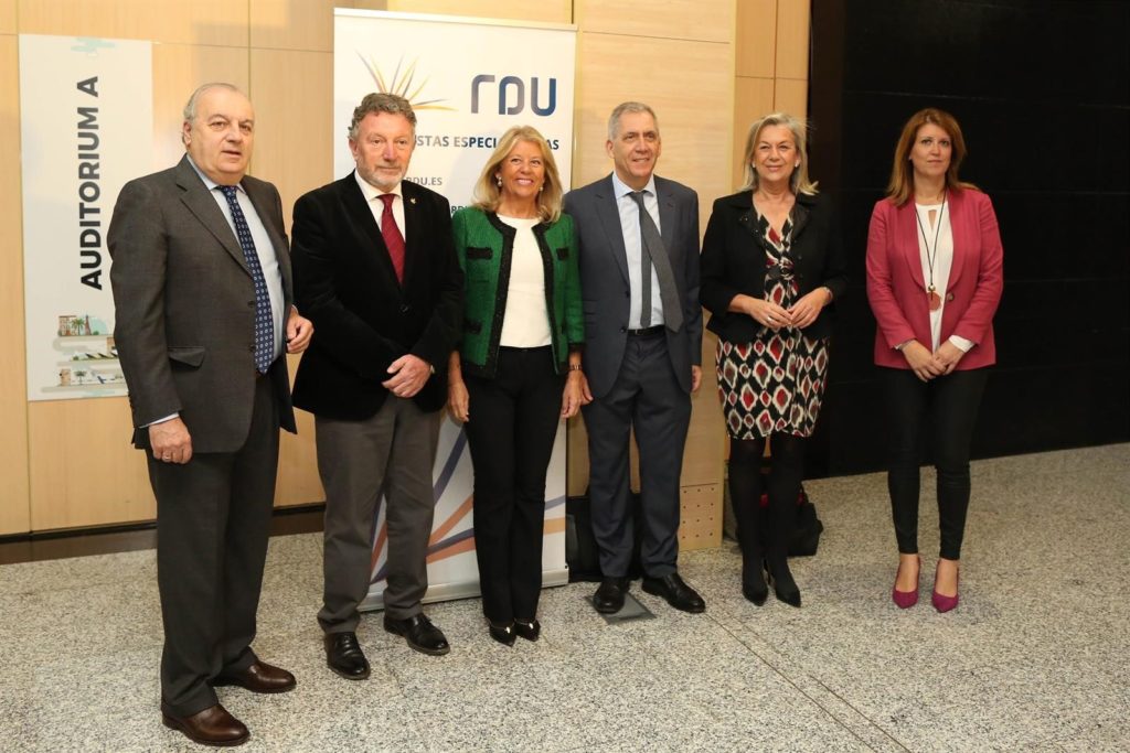 Gutiérrez Istria y Muñoz posan junto al resto de ponentes de una jornada de Urbanismo que ha albergado el Palacio de Ferias. FOTO// Ayto. Marbella