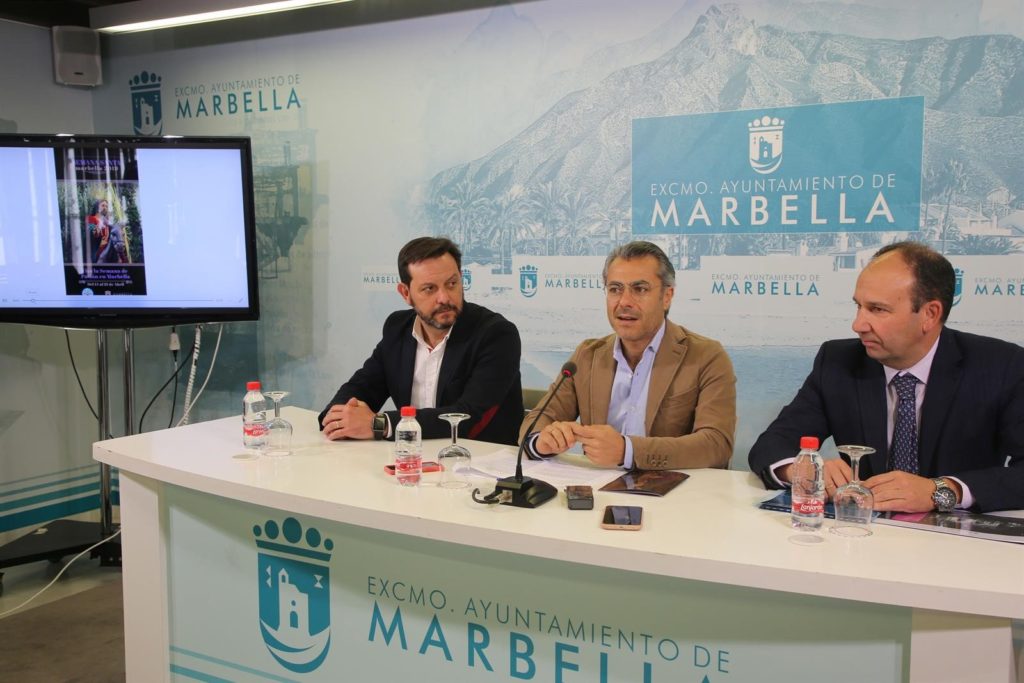 El concejal de Comercio de Marbella, José Eduardo Díaz (centro), este martes en rueda de prensa . FOTO/ Ayto de Marbella