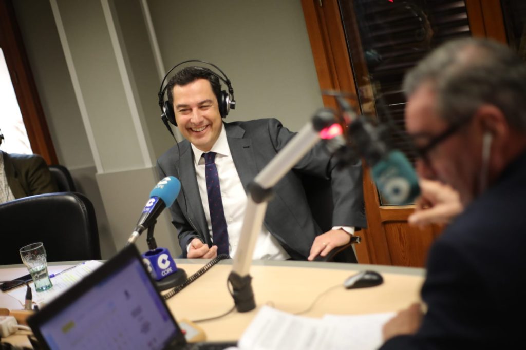 El presidente de la Junta de Andalucía, Juanma Moreno, este miércoles durante su entrevista con Carlos Herrera en COPE. FOTO/ Twitter @Juanma_Moreno