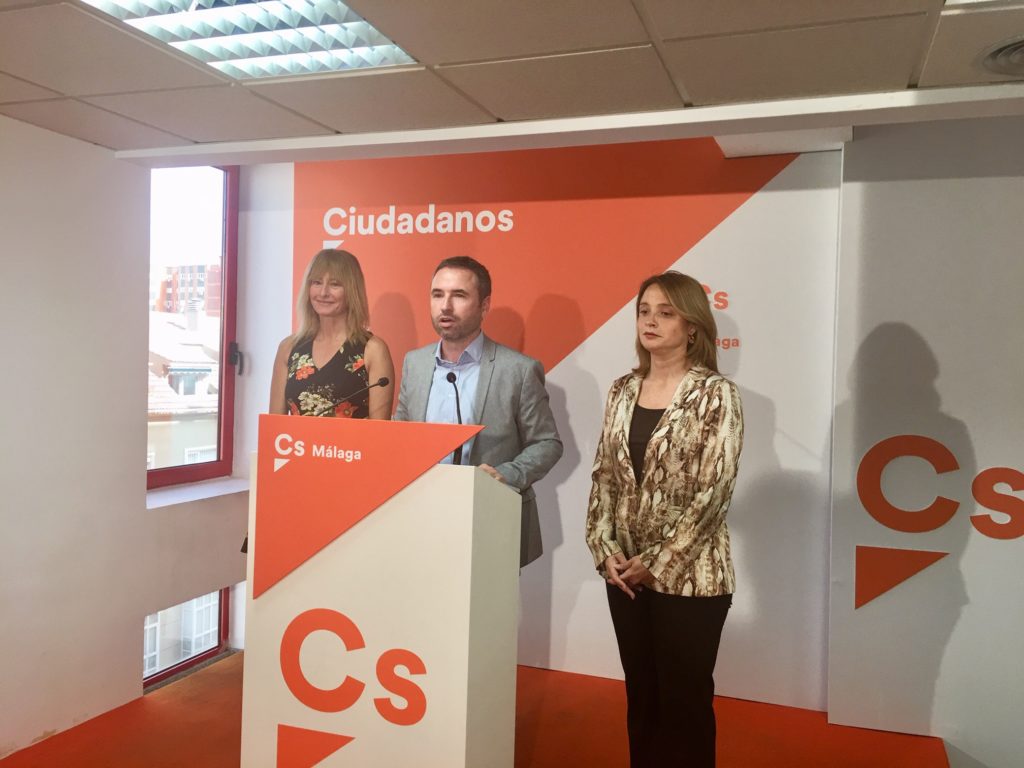 María García (primera por la drcha) el pasado 26 de marzo, cuando se presentó la lista al Congreso por Málaga en la que figura en el puesto 3. FOTO/ CABANILLAS