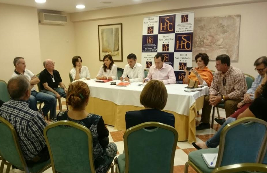 El ahora candidato independiente del PP, Miguel Lima (primero por la izquierda (poloblanco) en la imagen de archivo) en una reunión de la plataforma antideslinde con el PSOE en 2015. FOTO/ Marbella Confidencial