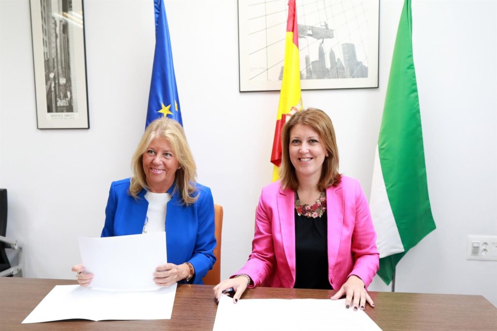La alcaldesa de Marbella, Ángeles Muñoz, junto a la delegada de Fomento de la Junta, Carmen Casero, este martes. FOTO/ Ayto de Marbella