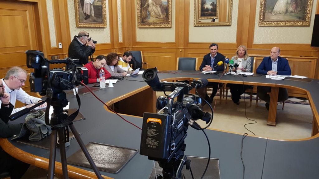 Imagen de la rueda de prensa que ha ofrecido este miércoles la alcaldesa de Marbella, Ángeles Muñoz, junto al delegado de Hacienda, Manuel Osorio. FOTO/ Twitter @RTVMarbella