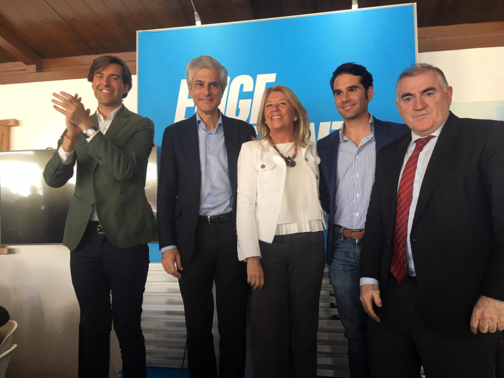 De izqda a drcha Pablo Montesinos, Adolfo Suárez, Ángeles Muñoz, Salvador Vega y Manuel Marmolejo, candidatos al Congreso y Senado por Málaga este miércoles en San Pedro Alcántara. FOTO/ CABANILLAS