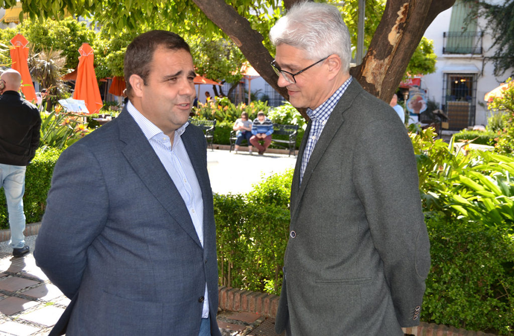 El concejal del PSOE Manuel Morales (izqda) junto al número 7 de la lista electoral, el abogado José Antonio Macías. FOTO/ PSOE