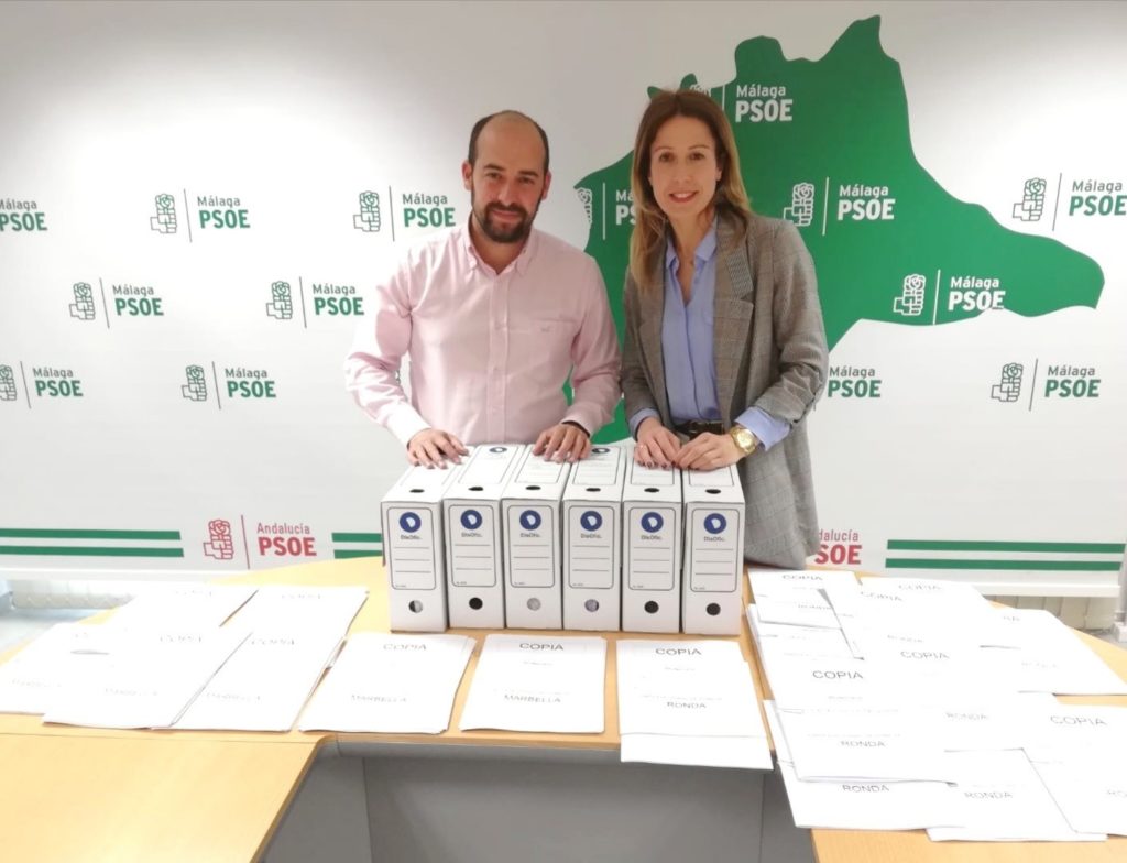 Los altos cargos provinciales del PSOE de Málaga Antonia García y Javier Jerez este martes en la sede. FOTO/ PSOE
