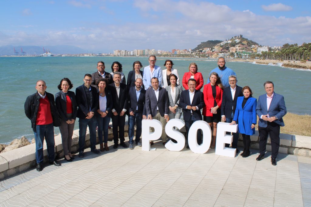 El secretario general del PSOE de Málaga, José Luis Ruiz Espejo, rodeado de candidatos al Congreso y Senado en la foto de familia del arranque de campaña. FOTO/ PSOE