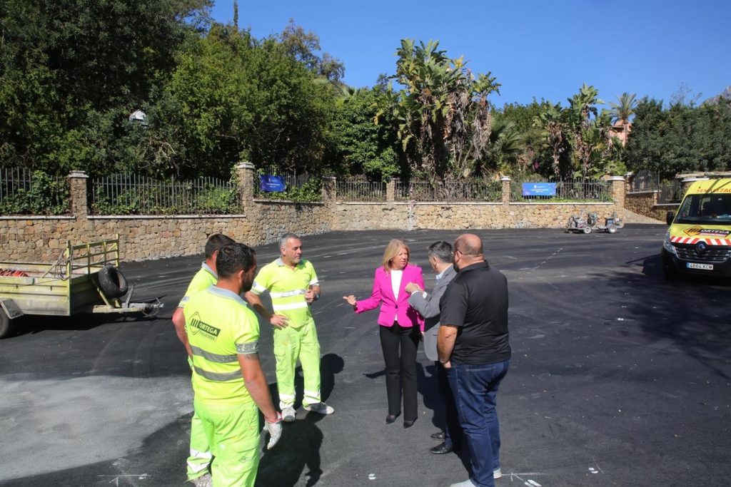 La alcaldesa de Marbella, Ángeles Muñoz, junto al delegado de Obras, Javier García, este jueves durante las labores de acondicionamiento del parking de El Calvario. FOTO/ Ayto de Marbella