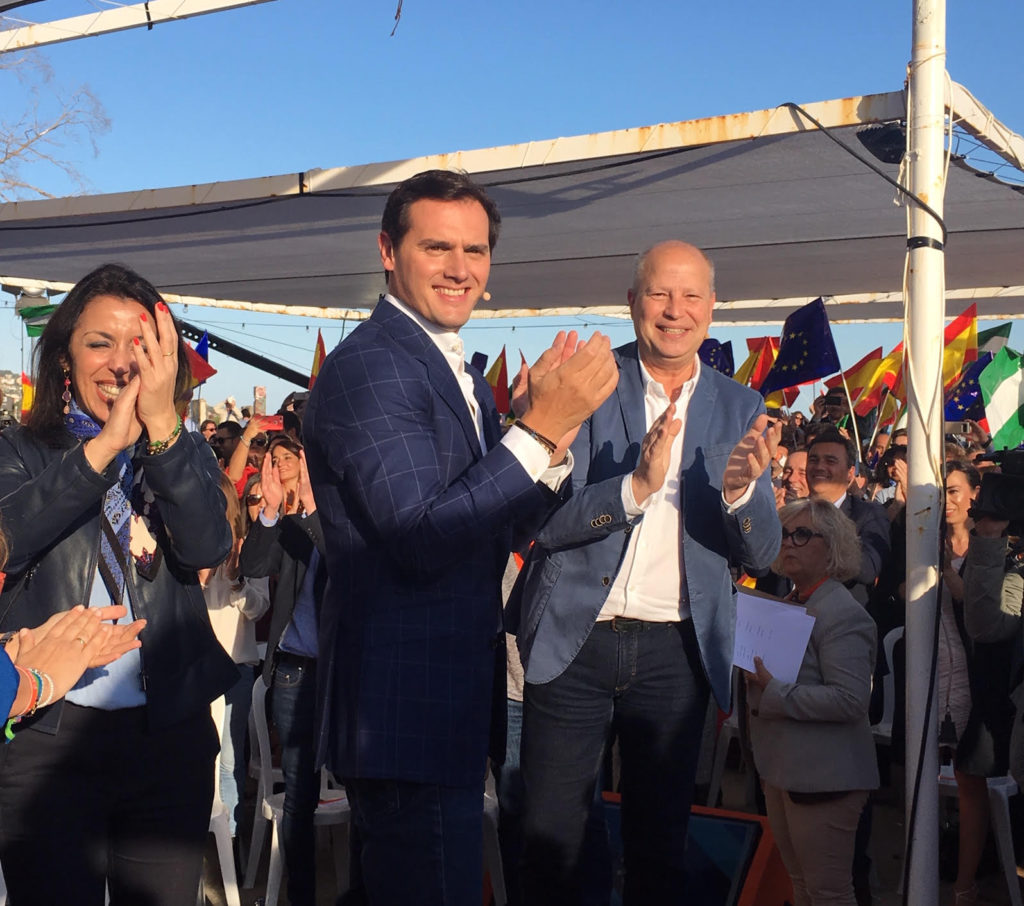 El candidato de Ciudadanos a la presidencia del Gobierno, Albert Rivera, junto al consejero de la Junta Javier Imbroda y la presidenta del Parlamento Andaluz, Marta Bosquet, este viernes poco antes de comenzar su acto en Málaga. FOTO/ CABANILLAS