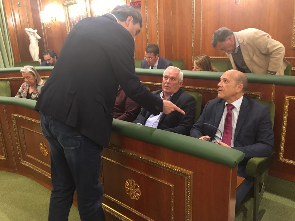 El concejal del PP Félix Romero habla con el delegado de Hacienda, Manuel Osorio, antes del inicio del pleno. FOTO// M.C