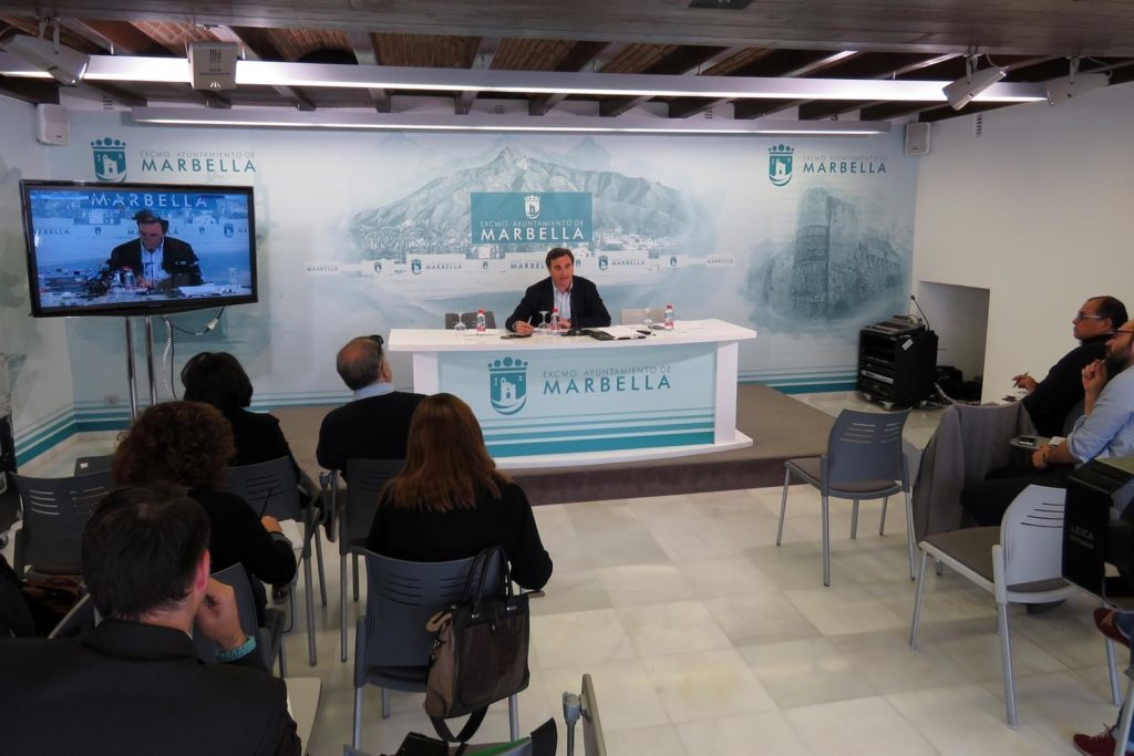 El portavoz del PP en el Ayuntamiento de Marbella, Félix Romero, este lunes en rueda de prensa. FOTO/ Ayto de Marbella