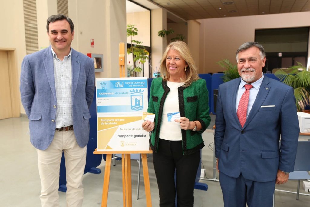 La alcaldesa de Marbella, Ángeles Muñoz, flanqueada por los concejales Félix Romero y Baldomero León este jueves. FOTO/ marbella.es