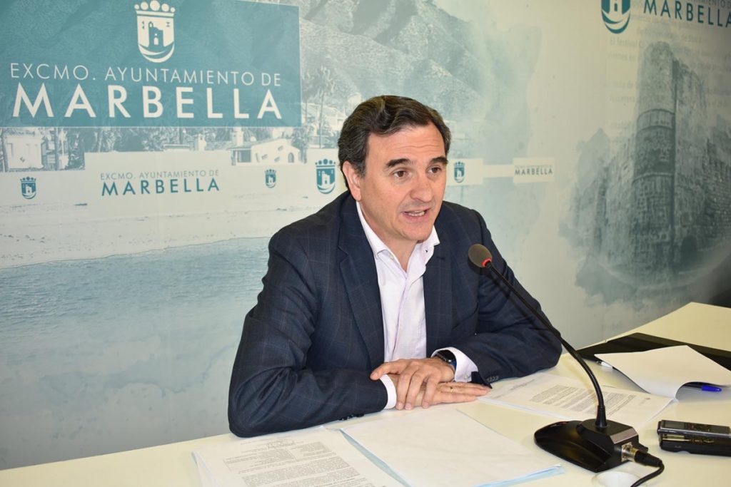 El portavoz del PP en el equipo de gobierno de Marbella, Félix Romero, este lunes en rueda de prensa. FOTO/ Ayto de Marbella