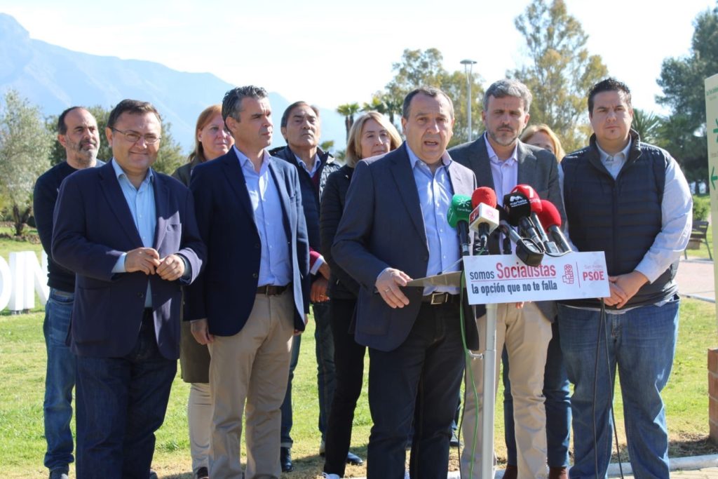El secretario general del PSOE de Málaga, José Luis Ruiz Espejo, este martes en San Pedro Alcántara, junto a José Bernal y los cabezas de lista al Congreso, Ignacio Lopez y Miguel Ángel Heredia (Senado). FOTO/ PSOE