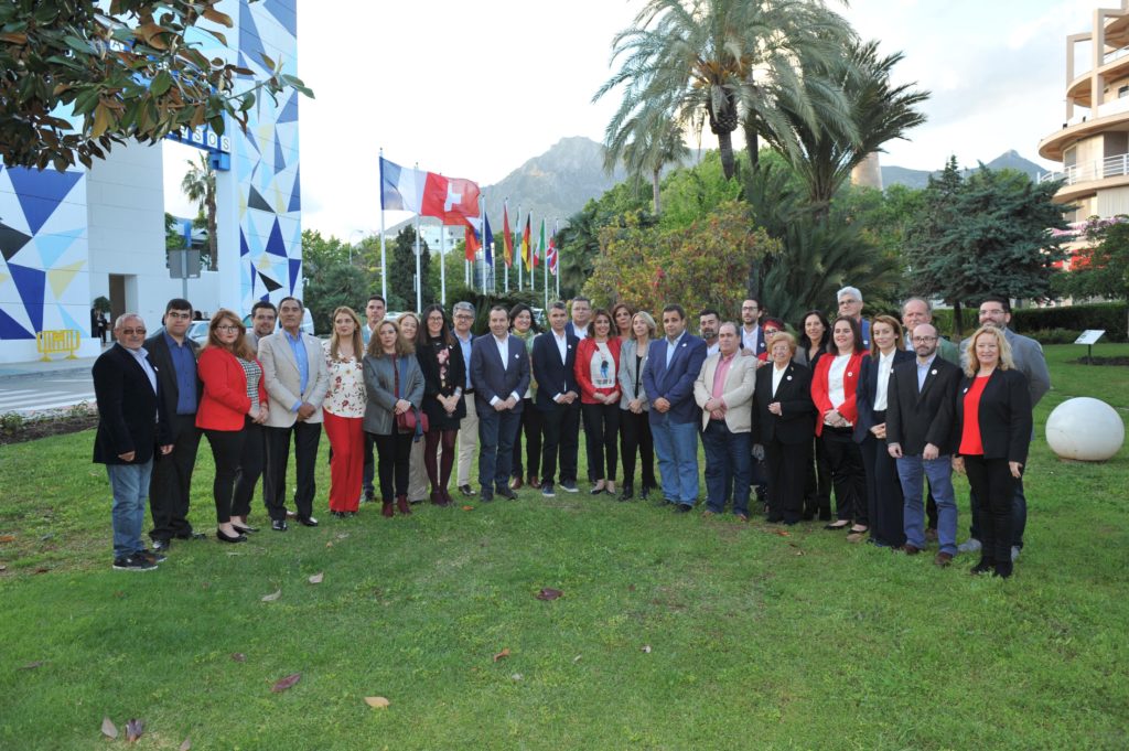La secretaria general del PSOE-A, Susana Díaz, junto a los integrantes de la lista electoral de Marbella que lidera José Bernal, este martes. FOTO/ JAVIER MARTÍN