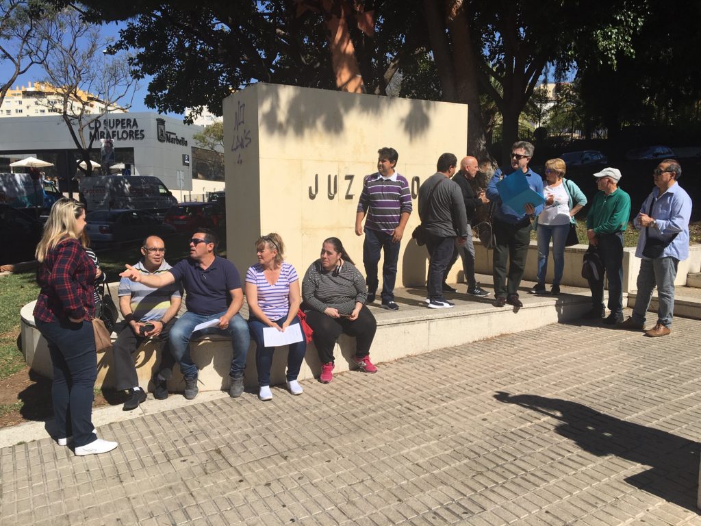 Trabajadores en el acceso a los Juzgados que han acompañado a los delegados sindicales a presentar la denuncia en Fiscalía. FOTO// M.C