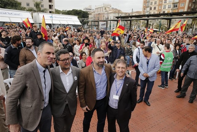 El líder de Vox Santiago Abascal junto a otros dirigentes del partido durante un acto celebrado en Málaga durante la campaña de las autonómicas. FOTO/ EP