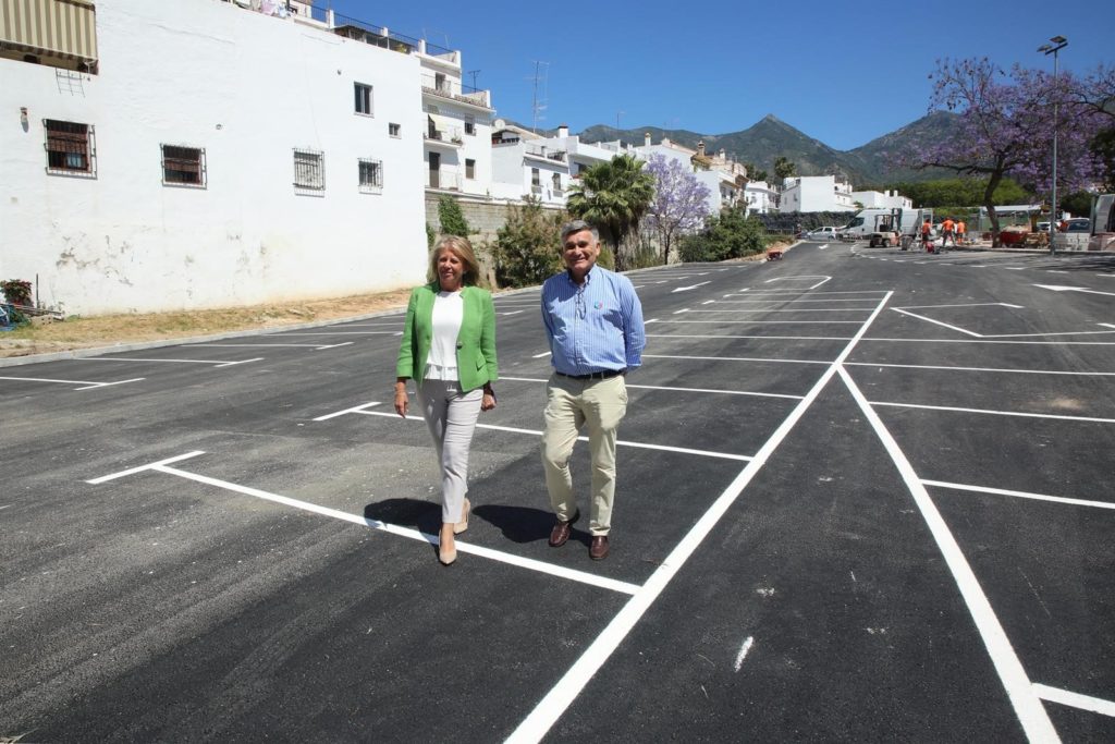 La alcaldesa de Marbella, Ángeles Muñoz, junto al exconcejal de Obras, Javier García (PP), en imagen de archivo, visitando el nuevo aparcamiento de calle Postigo, cercano al Casco Antiguo. FOTO/ Ayto de Marbella