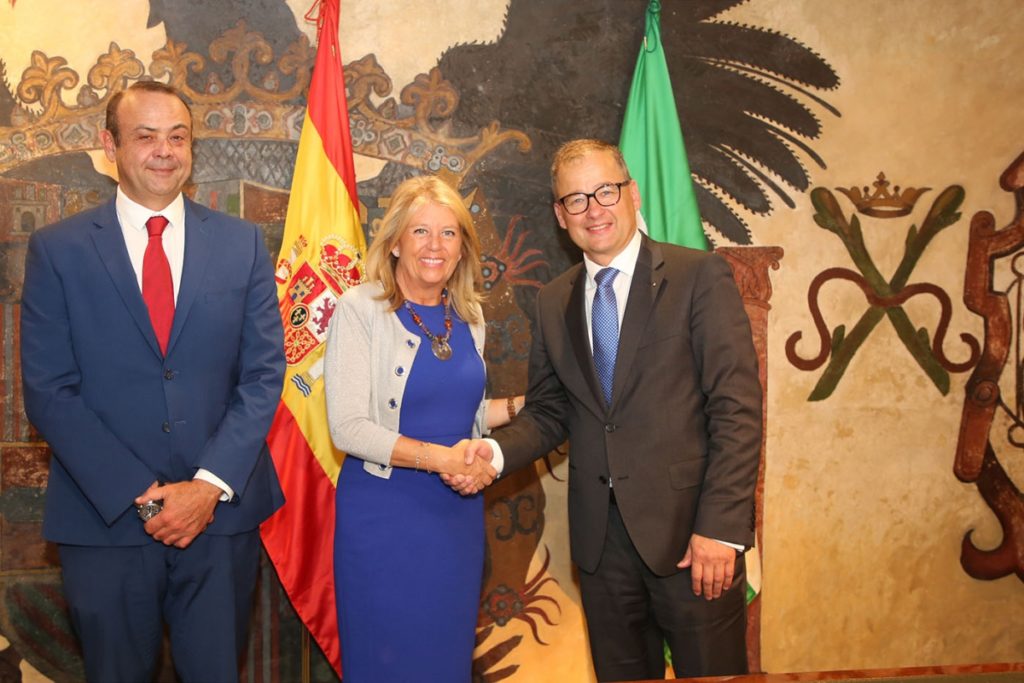 La alcaldesa de Marbella, Ángeles Muñoz, estrecha la mano del embajador de la República Checa, Ivan Jancárek, este jueves en el Ayuntamiento. FOTO/ marbella.es