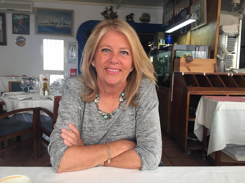 La candidata del PP a la Alcaldía de Marbella, Ángeles Muñoz, a su vez la alcaldesa, durante la entrevista mantenida con Marbella Confidencial en el restaurante La Barca. FOTO/ CABANILLAS