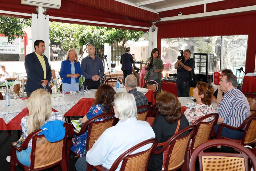 La alcaldesa de Marbella, Ángeles Muñoz, este miércoles en Las Chapas con extranjeros. FOTO/ marbella.es
