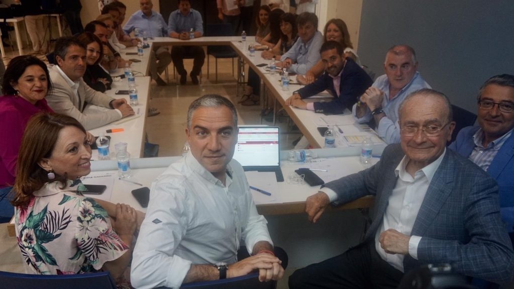 El presidente del PP de Málaga, Elías Bendodo, reunido este lunes con cargos electos como el alcalde de Málaga, Francisco de la Torre, entre otros, así como miembros del Comité Ejecutivo para analizar resultados. FOTO/ PP