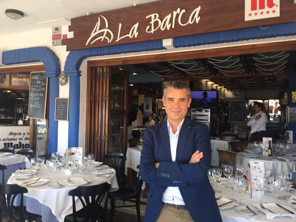 El candidato del PSOE a la Alcaldía de Marbella, José Bernal, en el restaurante La Barca, lugar que acogió el almuerzo-entrevista con Marbella Confidencial el pasado viernes 10 de mayo. FOTO/ CABANILLAS