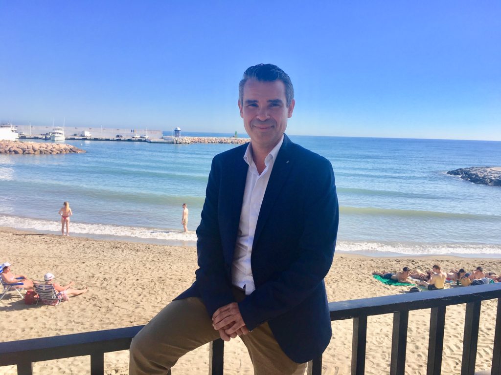 El candidato del PSOE a la Alcaldía de Marbella, José Bernal, el pasado viernes 10 de mayo, durante la entrevista con Marbella Confidencial. FOTO/ CABANILLAS