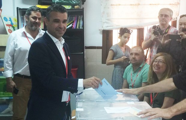 El candidato del PP a la Alcaldía de Marbella, José Bernal, en el momento de votar este domingo. FOTO/ CABANILLAS