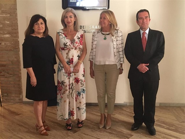 De izqda a drcha la directora de Cultura, Carmen Díaz; la consejera Patricia del Pozo, la alcaldesa Ángeles Muñoz y el responsable del Museo del Grabado, Germán Borrachero. FOTO/ EP
