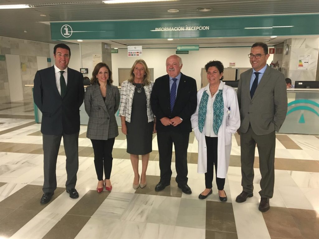 El consejero de Salud, Jesús Aguirre (centro), junto a la alcaldesa de Marbella, Ángeles Muñoz, y otras autoridades civiles y facultativos. FOTO/ Europa Press