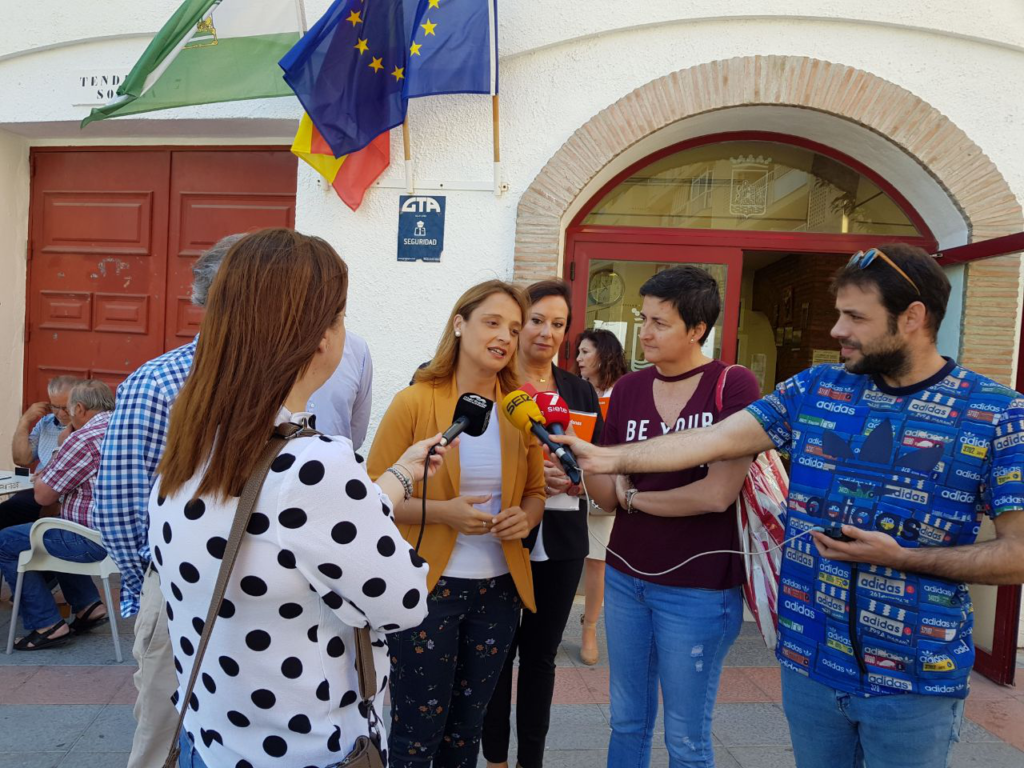 La candidata de Ciudadanos en Marbella, María García, este lunes atendiendo los medios de comunicación. FOTO/ Cs Marbella