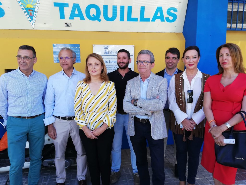 La candidata de Cs Marbella, María García (centro) junto al exedil del PSOE Francisco Zori (no va en lista pero es militante) y otros miembros de la candidatura este martes. FOTO/ Twitter @RTVMarbella