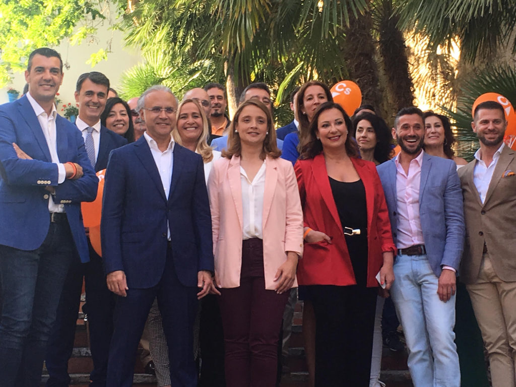 La candidata a la Alcaldía de Marbella por Cs, María García (tercera por la izquierda) junto al resto de integrantes de su lista electoral este jueves posando en el Casco Antiguo. FOTO/ CABANILLAS