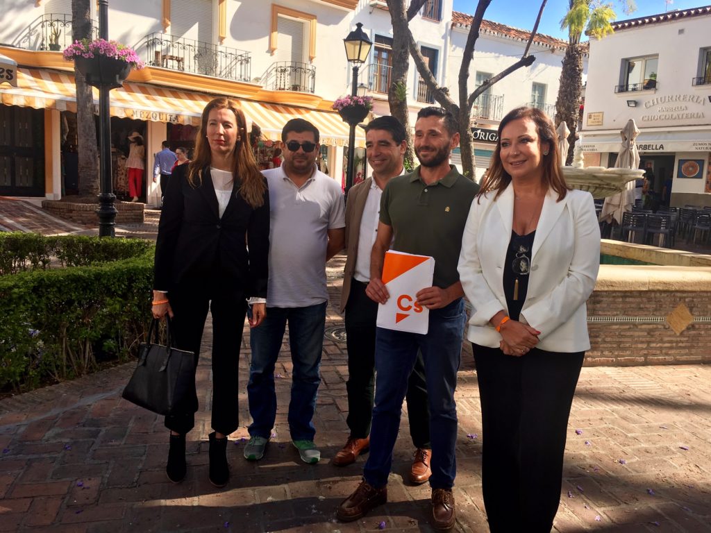El 'número 5' de la lista de Ciudadanos en Marbella, Ángel Mora (carpeta en mano), encargado de sustituir a María García al hablar ante los medios, junto a la 'número 4, Pilar Rosas, entre otros integrantes del partido. FOTO/ CABANILLAS