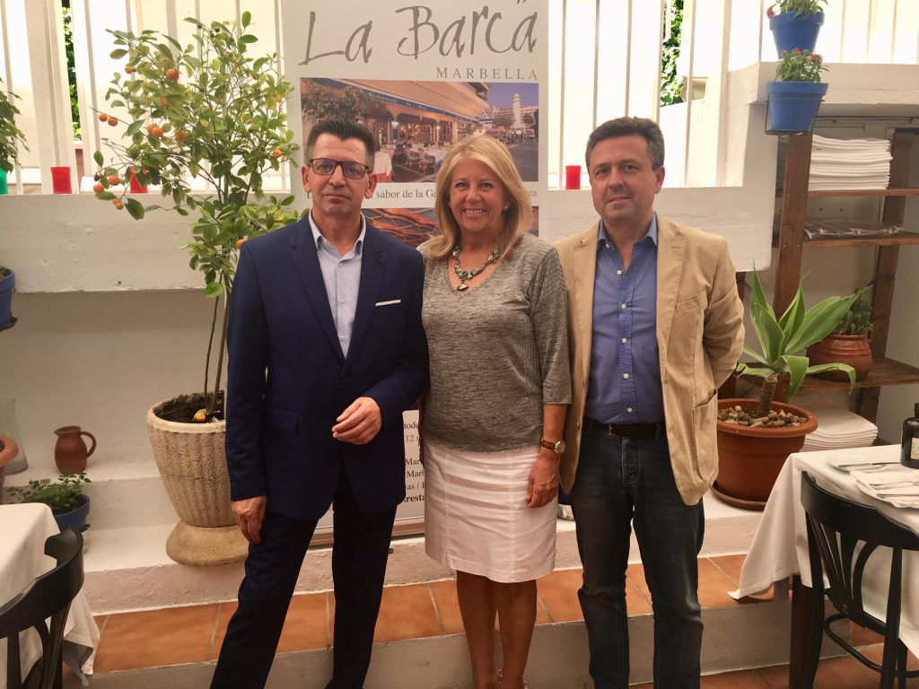 La alcaldesa de Marbella y candidata del PP, Ángeles Muñoz, flanqueada por el propietario del restaurante La Barca, Fermín Lozano y el director de Marbella Confidencial, José Carlos Villanueva tras la entrevista. FOTO/ CABANILLAS