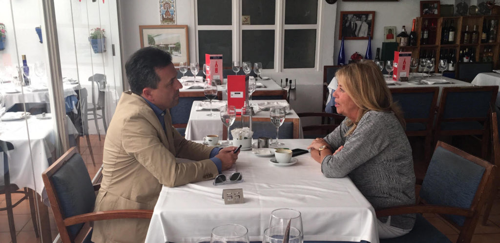 La alcaldesa y candidata del PP en Marbella, Ángeles Muñoz, durante la entrevista mantenida con el director de Marbella Confidencial en el restaurante La Barca. FOTO/ CABANILLAS